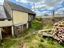 LES ROSIERS SUR LOIRE, Maison en pierre à rénover de 84m²/120m² développables avec dépendances et jardin.