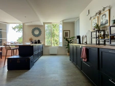 SAUMUR City Centre, facing the Loire River. Renovated 2-bedroom apartment with attic and cellar