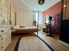 SAUMUR AGGLO, Bagneux. Renovated tuffeau house of 142m2 with terrace and enclosed landscaped garden.