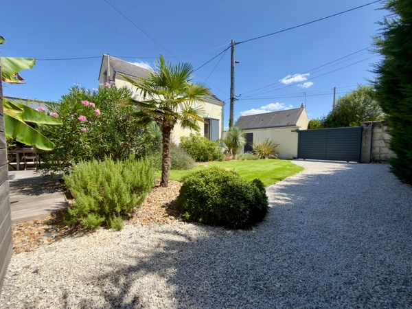 SAUMUR AGGLO, Bagneux. Maison tuffeau rénovée de 142m² avec terrasse et jardin paysagé clos.