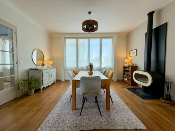 SAUMUR CENTRE, Maison de ville style Art déco de 205m² avec garage sur jardin arboré clos de 600m² 