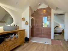 SAUMUR AGGLO, Bagneux. Renovated tuffeau house of 142m2 with terrace and enclosed landscaped garden.