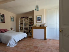 BLOU. Centre bourg historique, Maison tuffeau de 140m² avec potentiel de développement sur jardin arboré clos.
