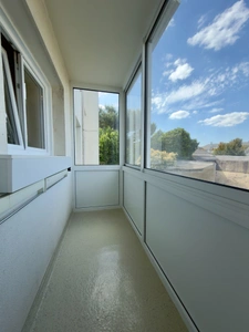 SAUMUR CENTRE, Appartement rénové 3 chambres de 98m² avec balcon, garage, cave et grenier.