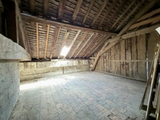 SAUMUR City Centre, facing the Loire River. Renovated 2-bedroom apartment with attic and cellar