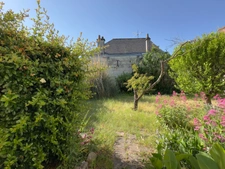 10' SAUMUR SUD, Maison en tuffeau à rénover de 95m² avec cour, jardin, préau et dépendance