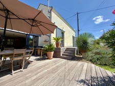 SAUMUR AGGLO, Bagneux. Renovated tuffeau house of 142m2 with terrace and enclosed landscaped garden.