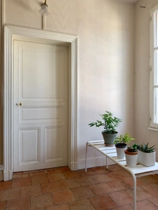 BLOU. Centre bourg historique, Maison tuffeau de 140m² avec potentiel de développement sur jardin arboré clos.