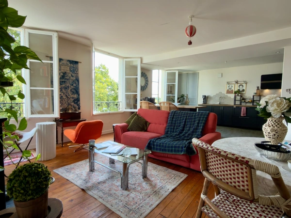 SAUMUR Centre-ville, face Loire. Appartement T3 rénové avec grenier et cave