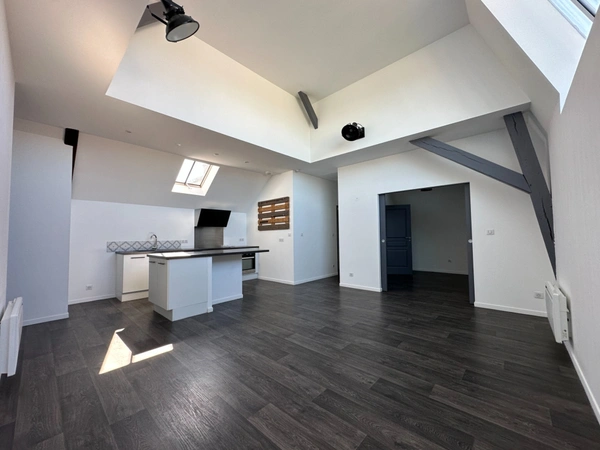 ULTRA-CENTRE SAUMUR, Appartement lumineux rénové de 82m² avec stationnement sécurisé et cave.
