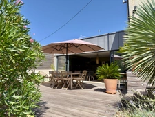 SAUMUR AGGLO, Bagneux. Renovated tuffeau house of 142m2 with terrace and enclosed landscaped garden.