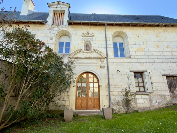 TRÈVES, Ancien Logis du début XVIIème siècle de 265m² sur jardin arboré de 1600m²