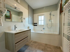 SAUMUR City Centre, facing the Loire River. Renovated 2-bedroom apartment with attic and cellar