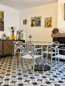 BLOU. Centre bourg historique, Maison tuffeau de 140m² avec potentiel de développement sur jardin arboré clos.