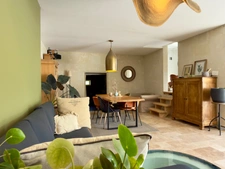 SAUMUR AGGLO, Bagneux. Renovated tuffeau house of 142m2 with terrace and enclosed landscaped garden.