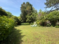SAUMUR CENTRE, Art Deco style townhouse of 205m² with garage on a 600m² enclosed garden with trees 