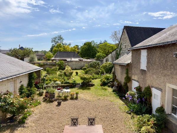 BLOU. Centre bourg historique, Maison tuffeau de 140m² avec potentiel de développement sur jardin arboré clos.