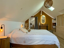 SAUMUR AGGLO, Bagneux. Renovated tuffeau house of 142m2 with terrace and enclosed landscaped garden.