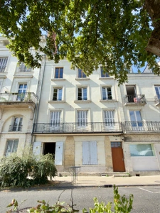 SAUMUR City Centre, facing the Loire River. Renovated 2-bedroom apartment with attic and cellar