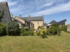 BLOU. Centre bourg historique, Maison tuffeau de 140m² avec potentiel de développement sur jardin arboré clos.