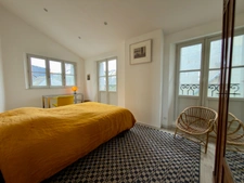 RARE FIND IN SAUMUR CITY CENTRE, 100m² apartment facing the Loire River in a remarkable building