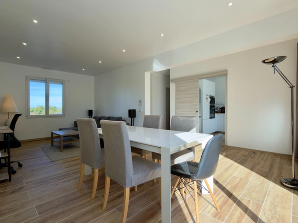 VIVY à 3 Km du Centre-bourg, Maison rénovée sur sous-sol aménagé de 160m² habitables avec garage et jardin