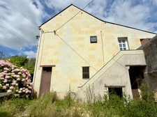 LES ROSIERS SUR LOIRE, Maison en pierre à rénover de 84m²/120m² développables avec dépendances et jardin.