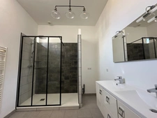 ULTRA-CENTRE SAUMUR, Appartement lumineux rénové de 82m² avec stationnement sécurisé et cave.