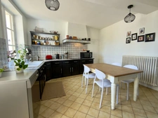 BLOU. Centre bourg historique, Maison tuffeau de 140m² avec potentiel de développement sur jardin arboré clos.