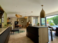 SAUMUR AGGLO, Bagneux. Renovated tuffeau house of 142m2 with terrace and enclosed landscaped garden.
