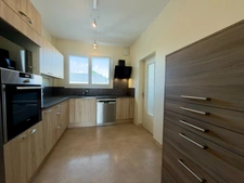 SAUMUR CENTRE, Appartement rénové 3 chambres de 98m² avec balcon, garage, cave et grenier.