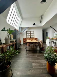 ULTRA-CENTRE SAUMUR, Appartement lumineux rénové de 82m² avec stationnement sécurisé et cave.