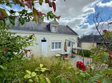 LES ROSIERS SUR LOIRE, Maison en pierre à rénover de 84m²/120m² développables avec dépendances et jardin.