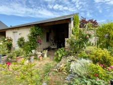 BLOU. Centre bourg historique, Maison tuffeau de 140m² avec potentiel de développement sur jardin arboré clos.
