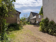 BLOU. Centre bourg historique, Maison tuffeau de 140m² avec potentiel de développement sur jardin arboré clos.