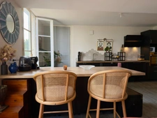 SAUMUR City Centre, facing the Loire River. Renovated 2-bedroom apartment with attic and cellar