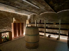 SAUMUR AGGLO, Bagneux. Renovated tuffeau house of 142m2 with terrace and enclosed landscaped garden.