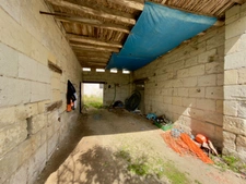 LES ROSIERS SUR LOIRE, Maison en pierre à rénover de 84m²/120m² développables avec dépendances et jardin.