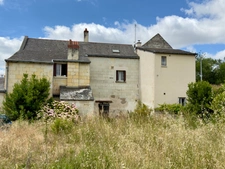LES ROSIERS SUR LOIRE, Maison en pierre à rénover de 84m²/120m² développables avec dépendances et jardin.