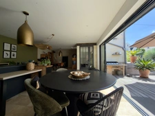 SAUMUR AGGLO, Bagneux. Renovated tuffeau house of 142m2 with terrace and enclosed landscaped garden.