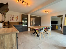 CHOUZE SUR LOIRE, Maison tuffeau 4 chambres avec vie de plain-pied sur jardin arboré clos.