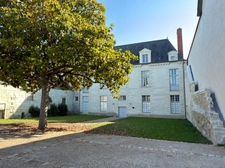 Appartement bourgeois 2 chambres avec cour pavée privative et stationnement sécurisé.