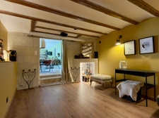 SAUMUR AGGLO, Bagneux. Renovated tuffeau house of 142m2 with terrace and enclosed landscaped garden.