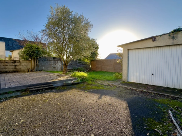 SAUMUR, Proche Nantilly, Maison 4 chambres de 115m² avec jardin et garage.
