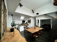 ULTRA-CENTRE SAUMUR, Appartement lumineux rénové de 82m² avec stationnement sécurisé et cave.