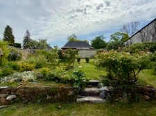 BLOU. Centre bourg historique, Maison tuffeau de 140m² avec potentiel de développement sur jardin arboré clos.
