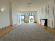 RARE FIND IN SAUMUR CITY CENTRE, 100m² apartment facing the Loire River in a remarkable building