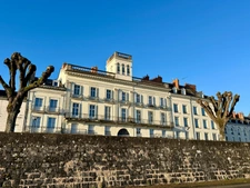 RARE FIND IN SAUMUR CITY CENTRE, 100m² apartment facing the Loire River in a remarkable building