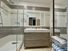 RARE FIND IN SAUMUR CITY CENTRE, 100m² apartment facing the Loire River in a remarkable building