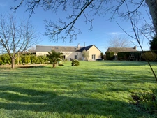 CHOUZE SUR LOIRE, Maison tuffeau 4 chambres avec vie de plain-pied sur jardin arboré clos.